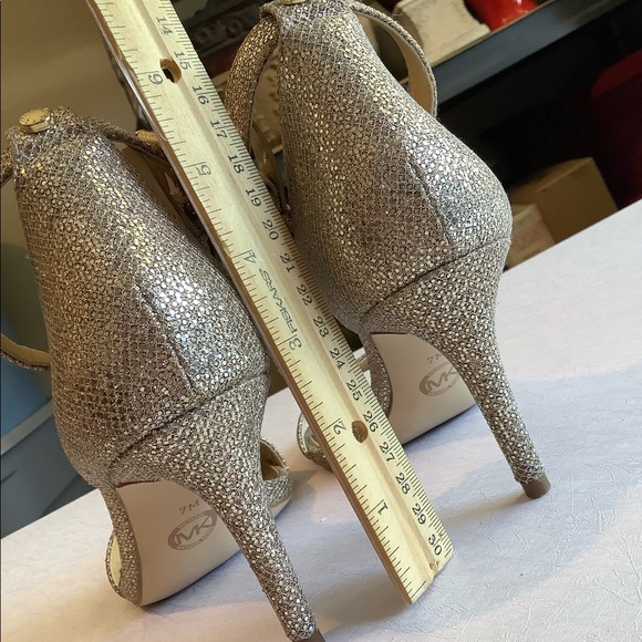 Gorgeous MK gold specked 3” sandal - Picture 9 of 12